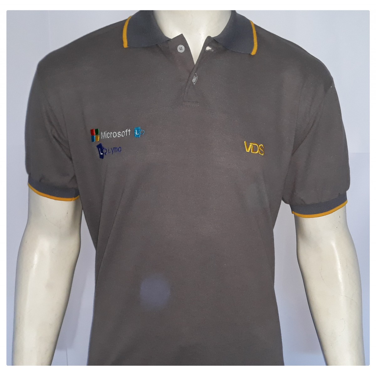 Camisa modelo Pólo com detalhes