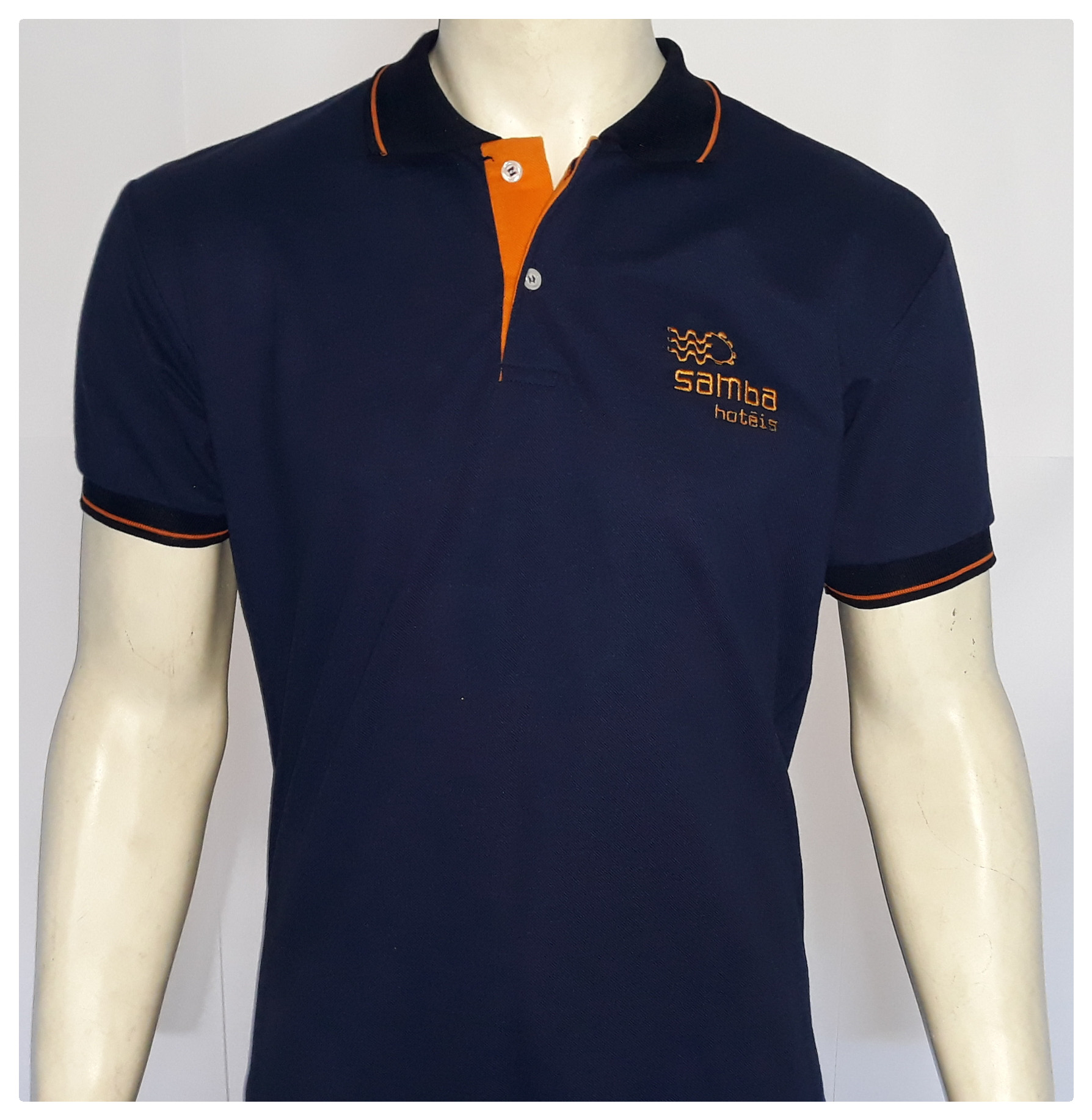 Camisa modelo Pólo com detalhes