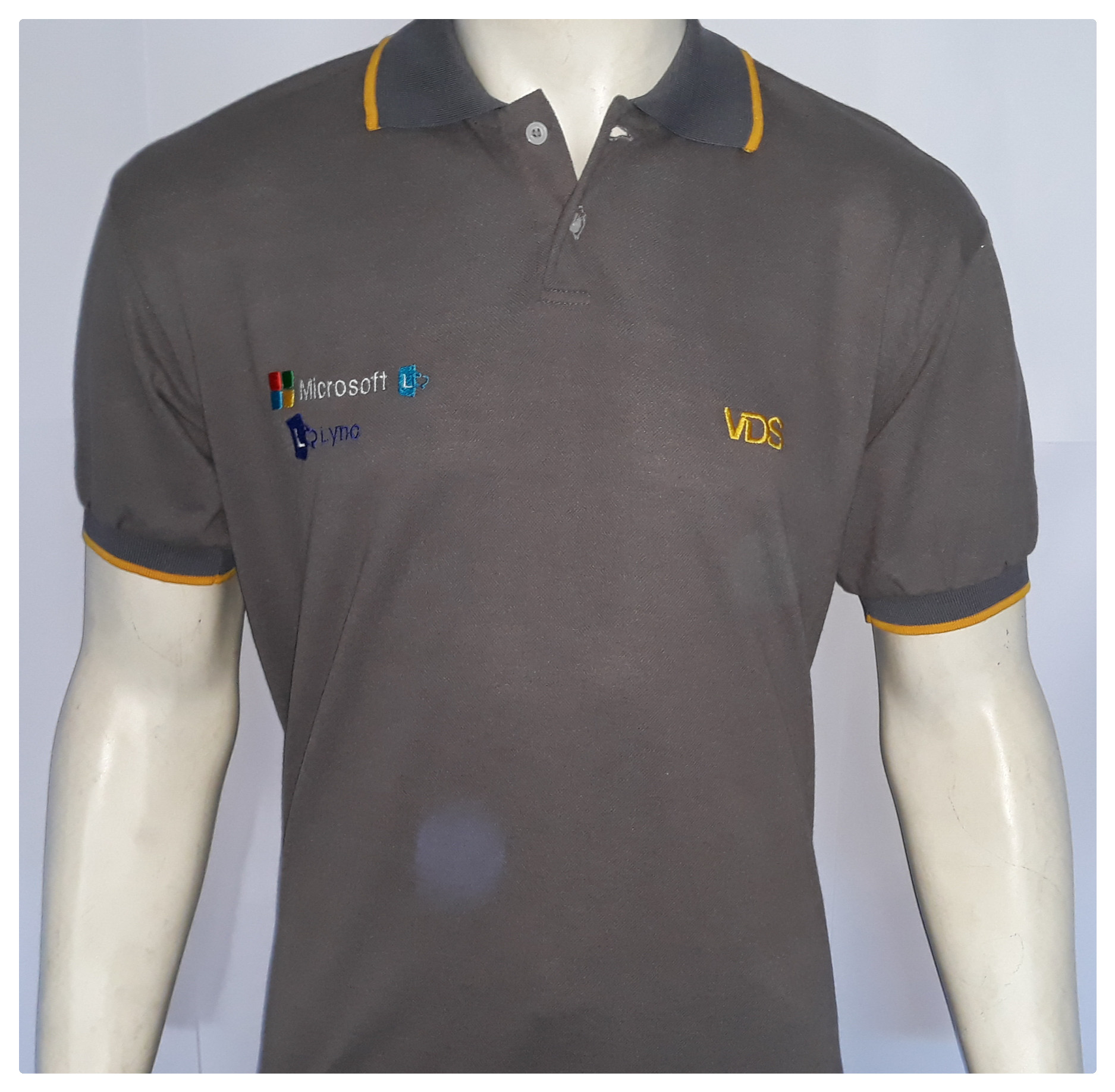 Camisa modelo Pólo com detalhes